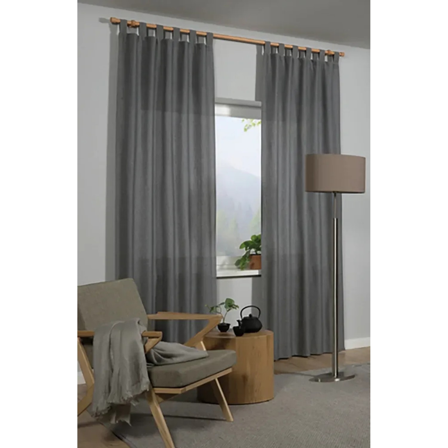 Gardinia Gardinenstangen-Set Shorty Buche 240cm mit grauen Vorhängen im Wohnraum.