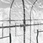 Nahaufnahme der transparenten, faltigen PVC-Abdeckung eines vidaXL Gewächshauses mit Stahlrahmen für Pflanzen.