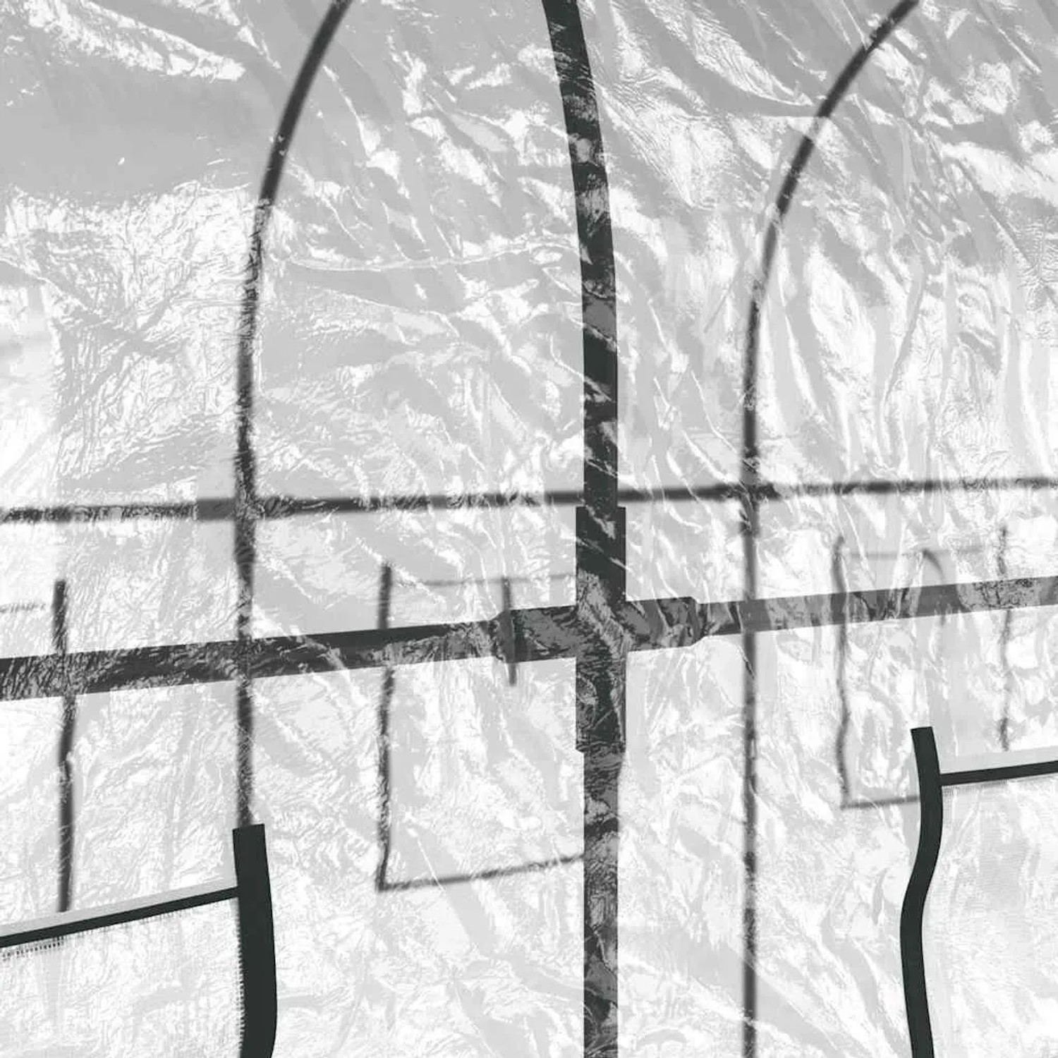 Nahaufnahme der transparenten, faltigen PVC-Abdeckung eines vidaXL Gewächshauses mit Stahlrahmen für Pflanzen.