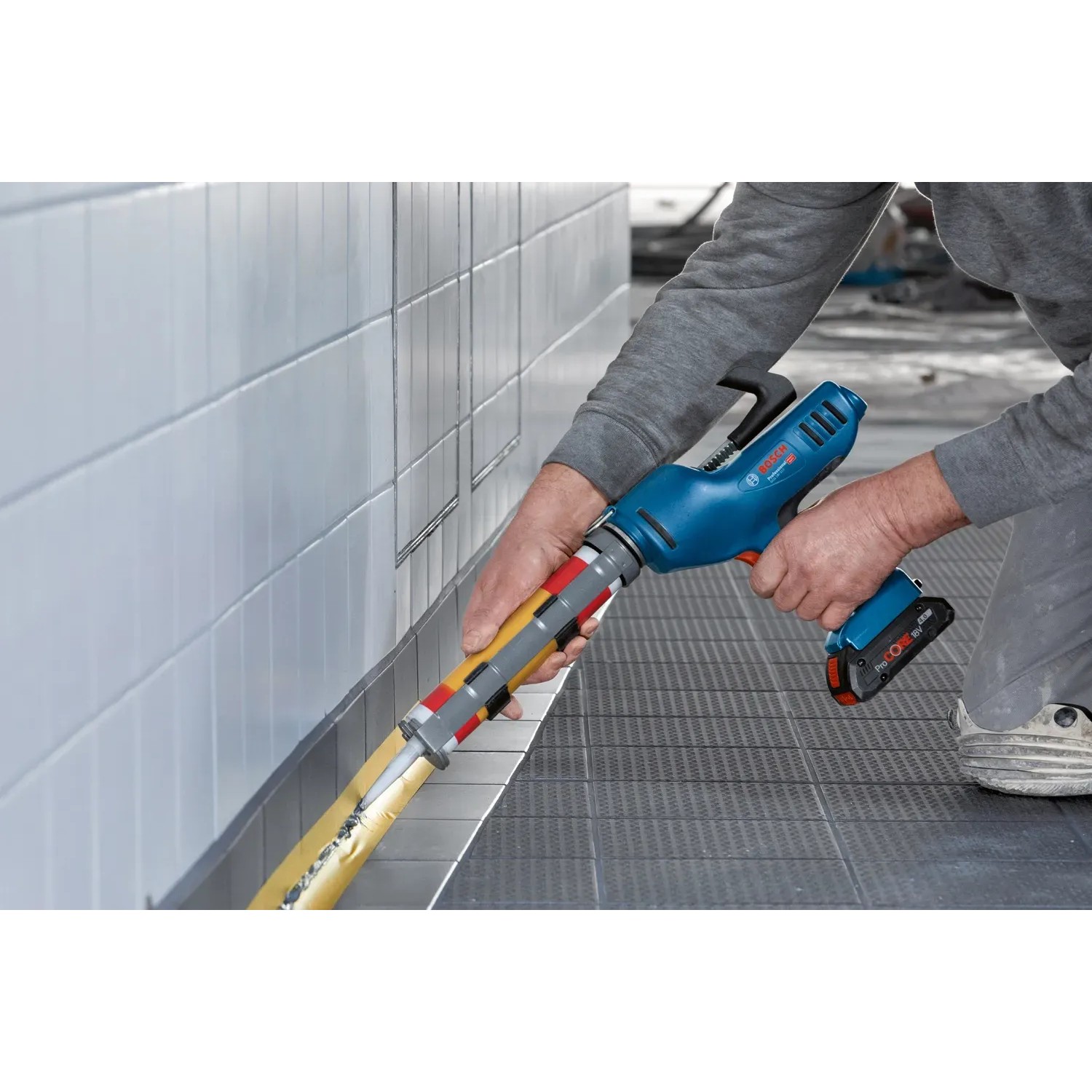 Bosch Professional GCG 18V-310 Akku-Kartuschenpresse in Anwendung beim Verfugen.
