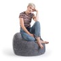 Sitting Point Sitzsack Fluffy, 220 l, mittelgrau, mit sitzender Person.