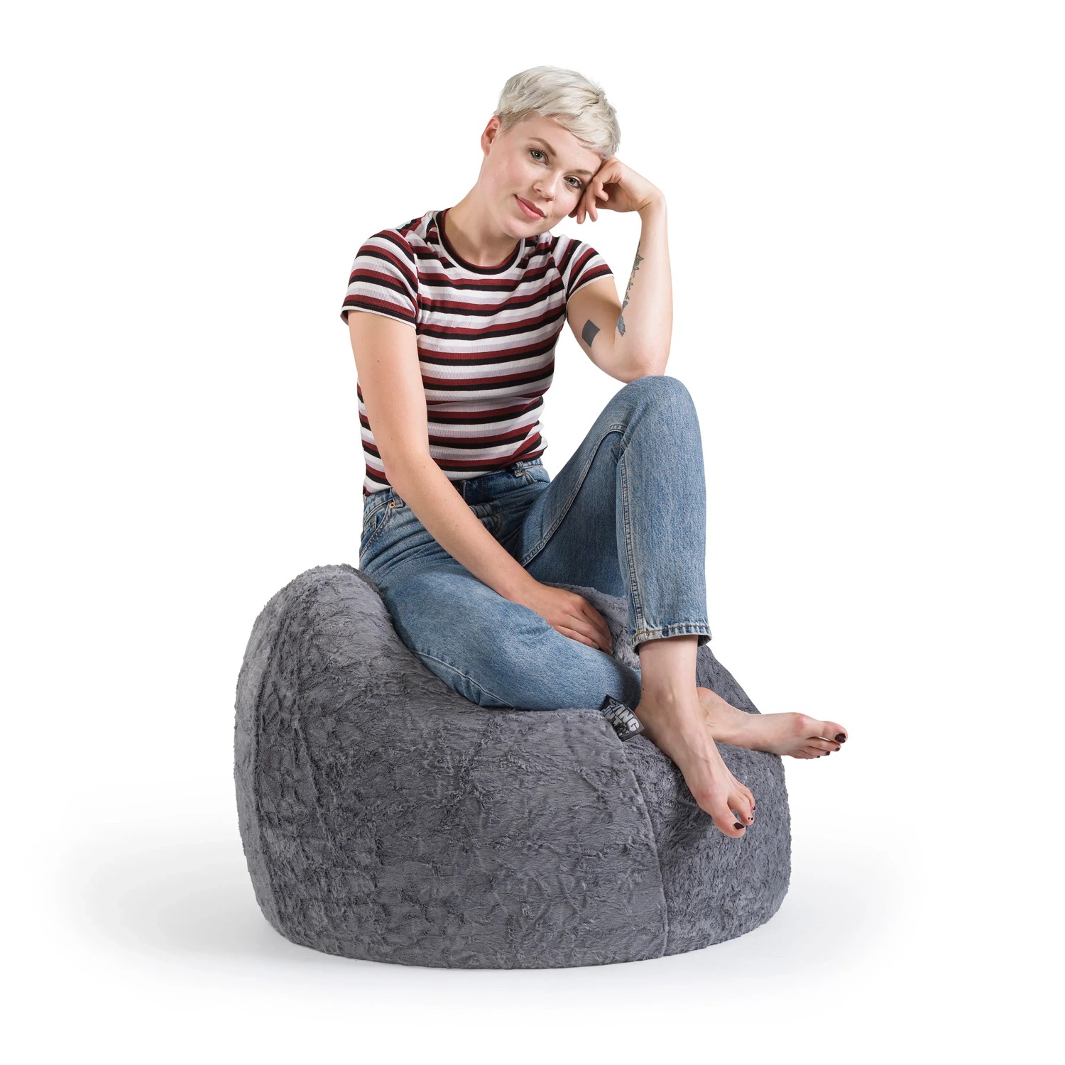 Sitting Point Sitzsack Fluffy, 220 l, mittelgrau, mit sitzender Person.