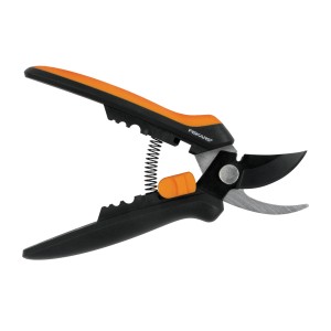 Fiskars Floristenschere SP141, Gartenschere mit schwarzem Griff und orangefarbenen Akzenten.