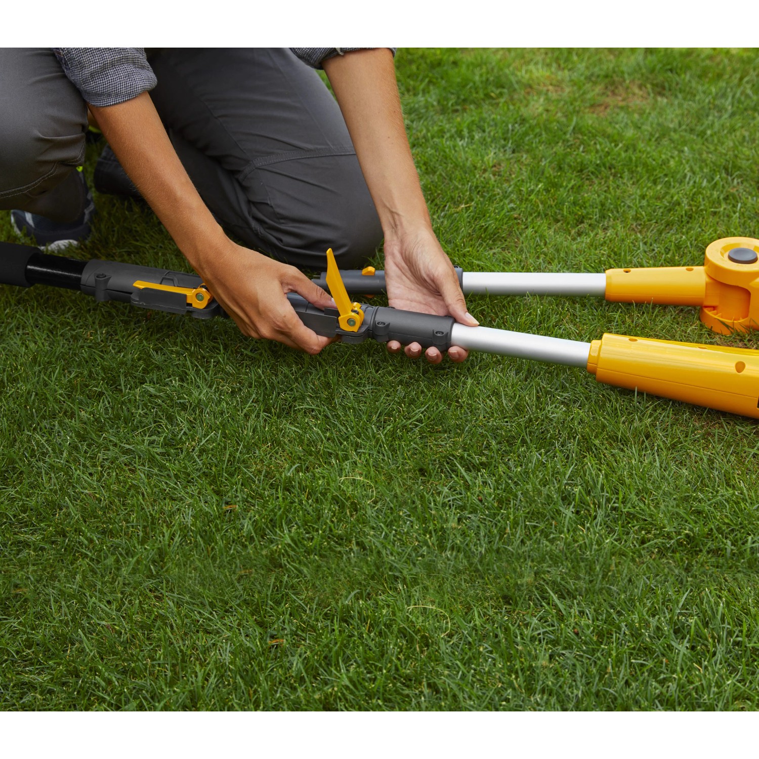 Stiga Akku-Multitool MT 100e: Heckenscheren- und Hochentaster-Aufsatz wird montiert.