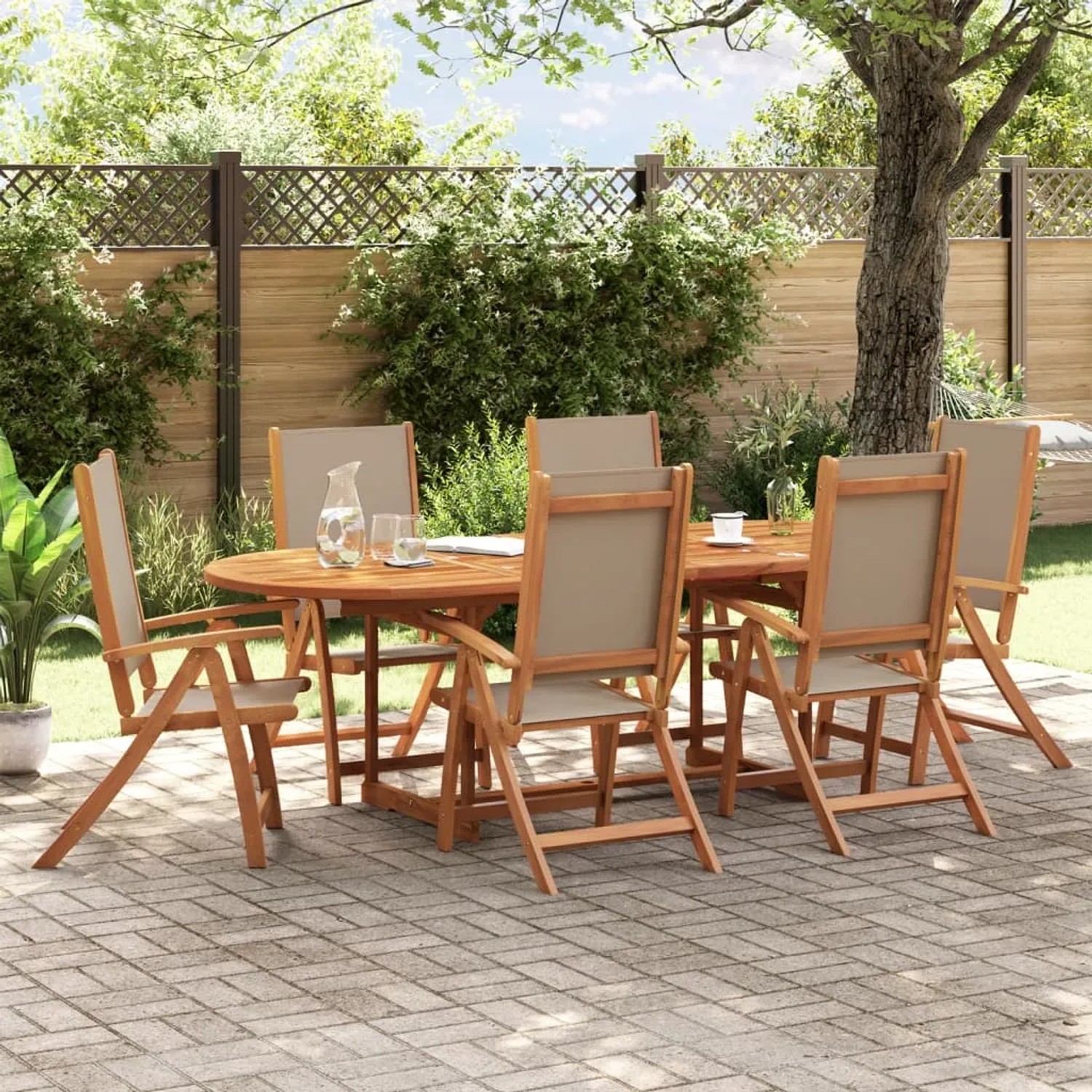 7-tlg. Garten-Essgruppe aus Akazienholz und Textilene im Garten.