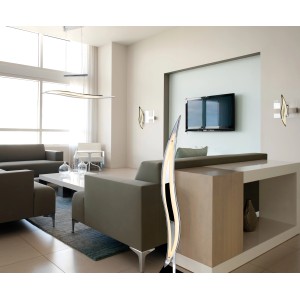 Moderne Näve LED-Pendelleuchte Wave, 75-130 cm, im Wohnraum.