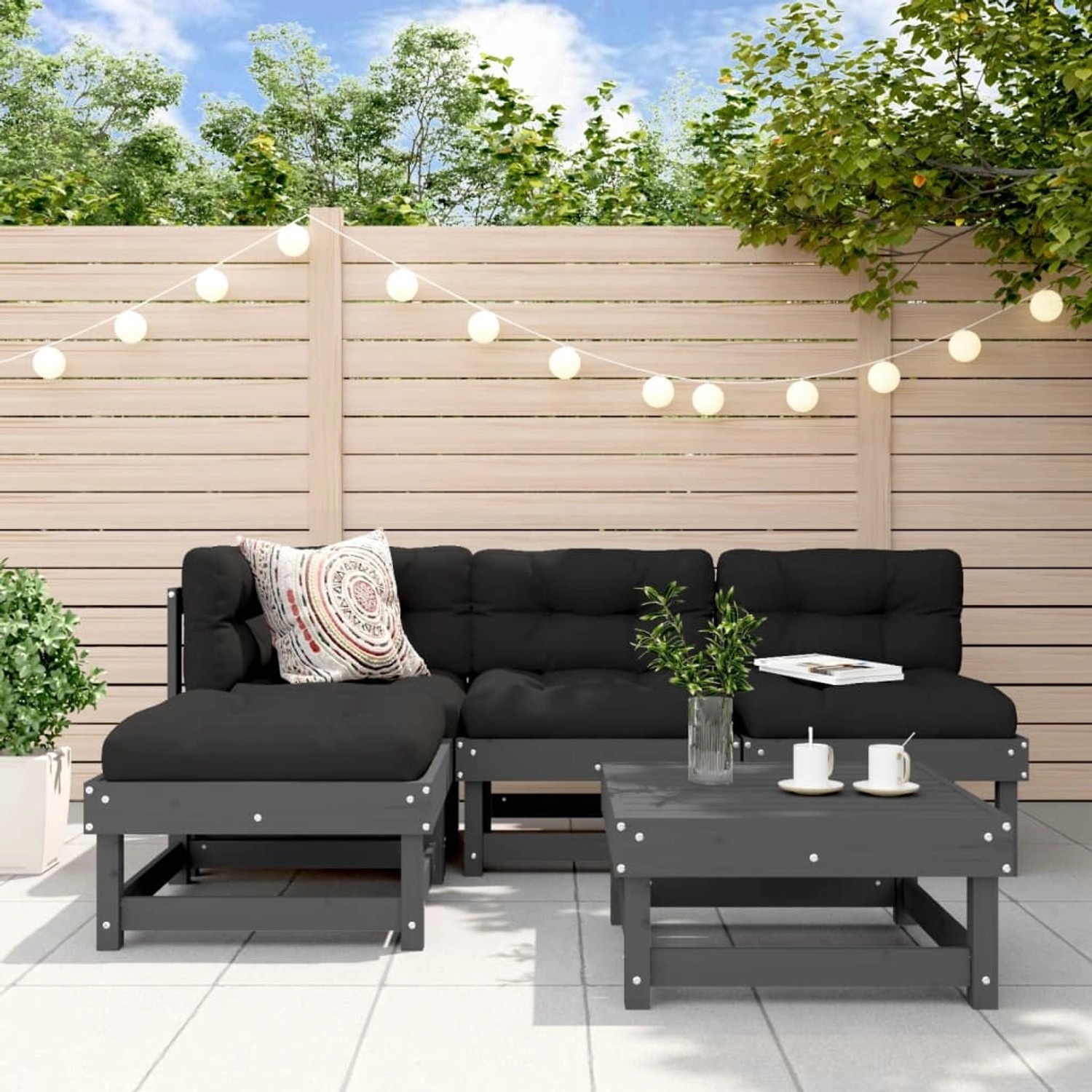 Graues 5-tlg. vidaXL Garten-Lounge-Set aus Kiefernholz mit Sofa und Tisch auf einer Terrasse.