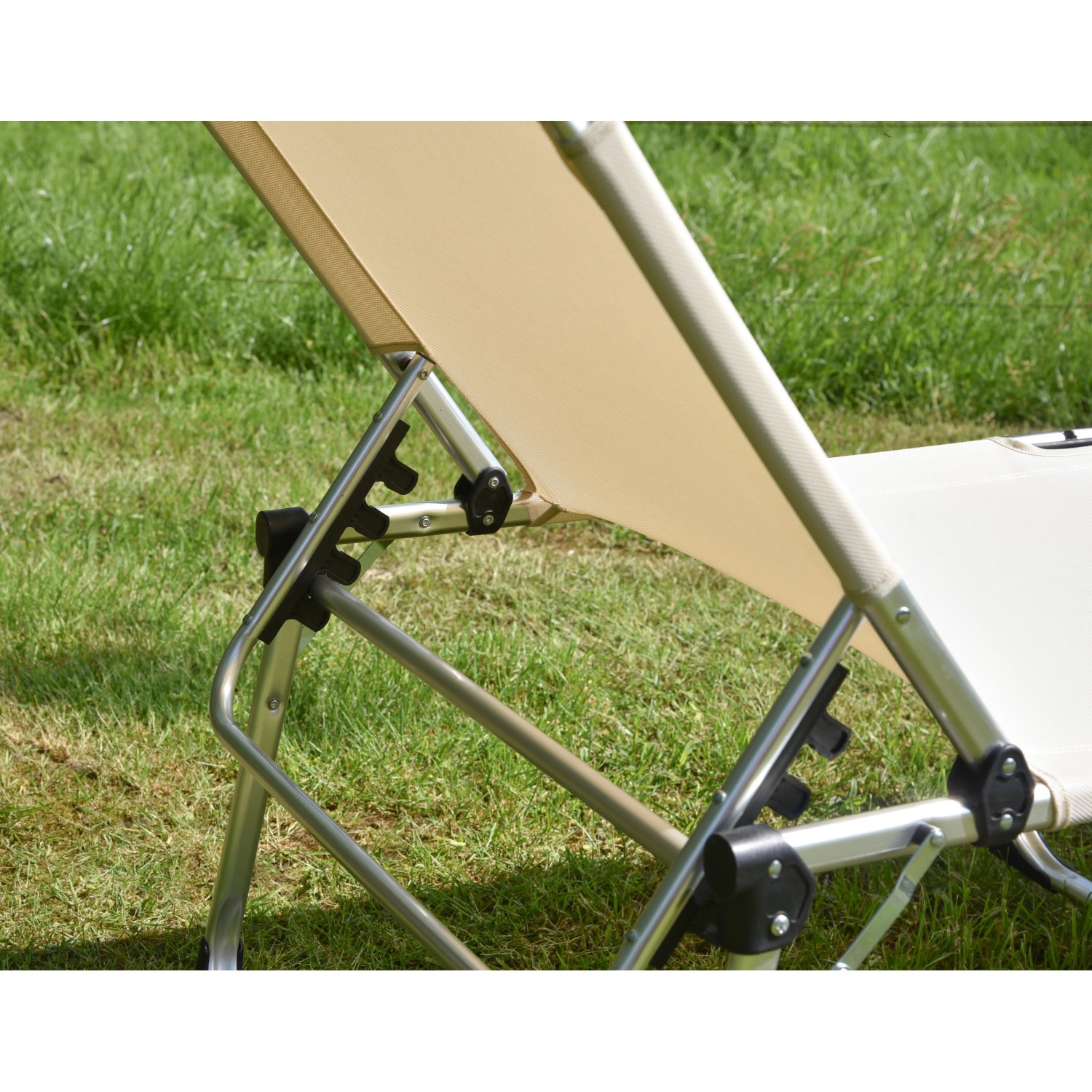 Detailansicht der silber-beigen Garden Pleasure XXL Sonnenliege Abaco mit Alugestell.