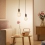 Philips Smart LED Filament Leuchtmittel, 7W E27 Globe, klares Glas, in Wohnraum-Szene.