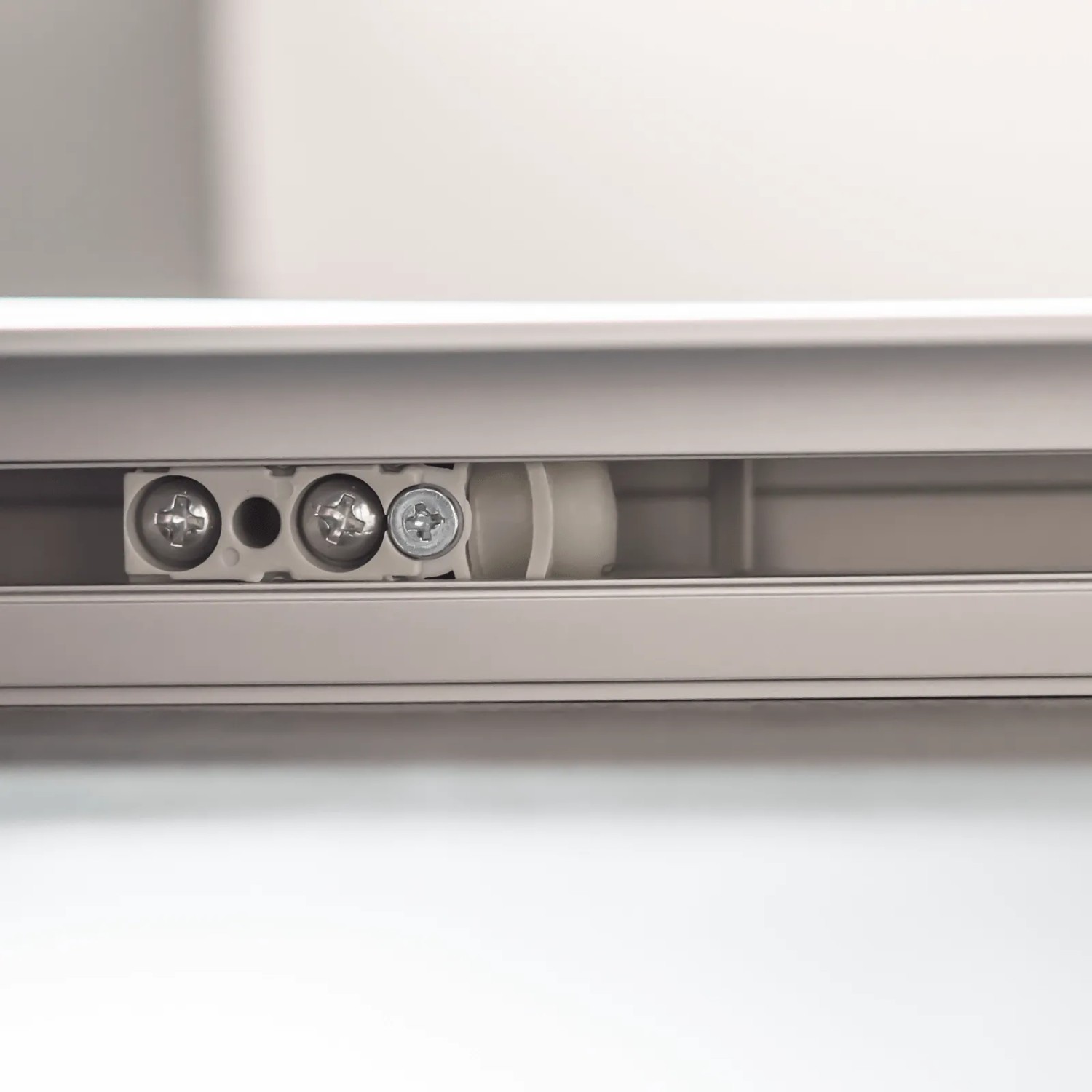 Detailaufnahme: Laufwagen der inova Glasschiebetür mit Softclose Funktion.