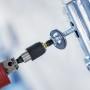Bosch Expert Self Cut Speed Flachfräsbohrer im Einsatz beim Bohren in Metall.