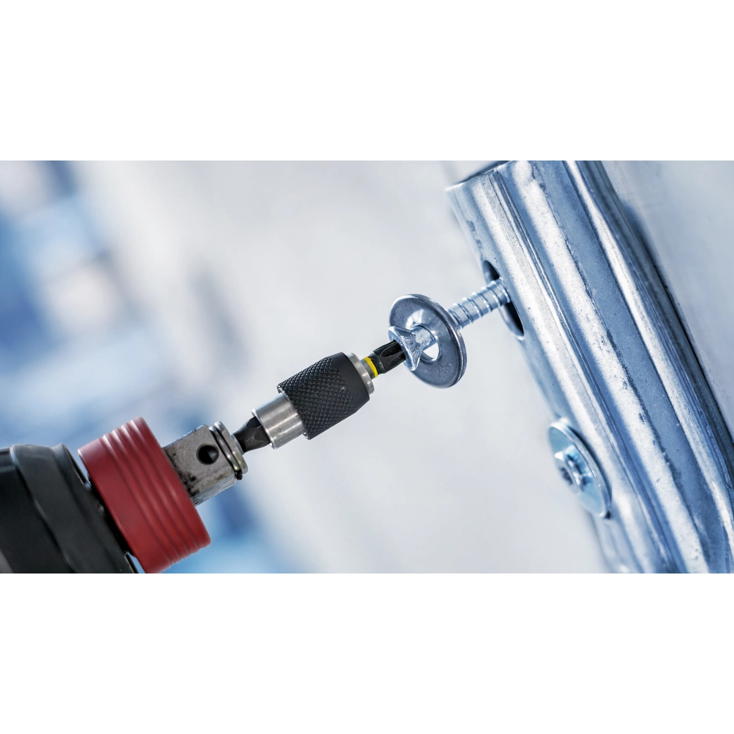 Bosch Expert Self Cut Speed Flachfräsbohrer im Einsatz beim Bohren in Metall.