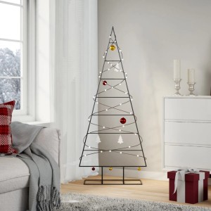Schwarzer Metall-Weihnachtsbaum (150 cm) mit Deko-Elementen und Lichterkette im Wohnzimmer.