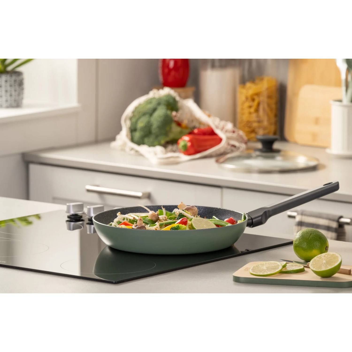 Fackelmann Pfanne Balance 28 cm mit Keramikbeschichtung und Gemüse auf einem Induktionsherd.