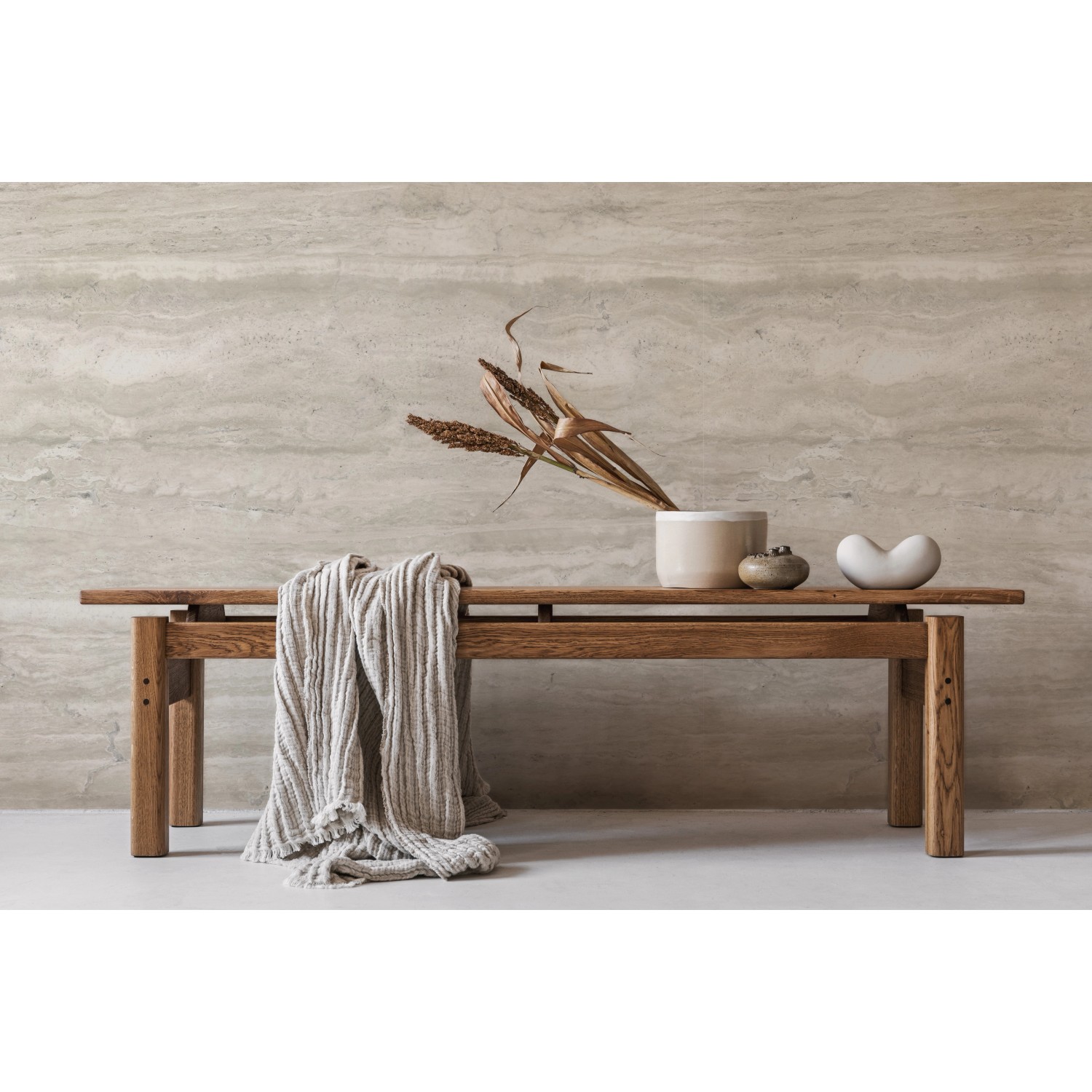 Wandpaneel Element 3D Optik Romano Bianco Brillant, 260x37,5 cm, auf einer Bank mit Deko.