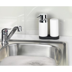 Wenko Spülstation Easy Squeeze Weiß am Spülbecken mit Spülmittel und Seife.