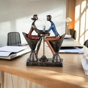 Dekorative Gilde Skulptur Table For Two aus bronzefarbenem Kunstharz. Paar sitzt am Tisch, 25 cm hoch, mit Antikfinish.