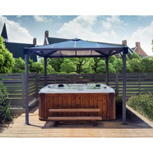 Palram Palermo 3x3 Gartenpavillon Anthrazit mit LED über Whirlpool und Sitzbank im Garten.