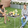 Schwarzer WOLTU Campingtisch Klapptisch aus Alu, mit zwei Personen im Garten.