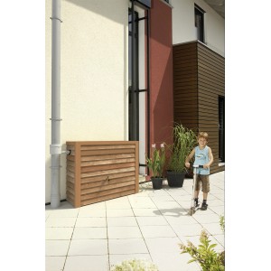 Garantia Regenwasser-Wandtank Woody 350 l Lightwood in Holzoptik vor Hauswand mit Kind auf Roller.