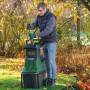 Mann bedient Bosch Gartenhäcksler AXT 25 TC im Garten. Leistungsstarker Elektro-Häcksler mit Fangbox.