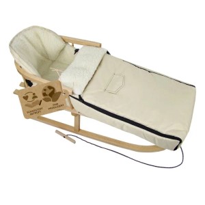 Holzschlitten mit beigem Winterfußsack, Rückenlehne und Zugseil. Robustes Buchenholz, warmer Lammwoll-Fußsack für Kinder. Wasserabweisend.