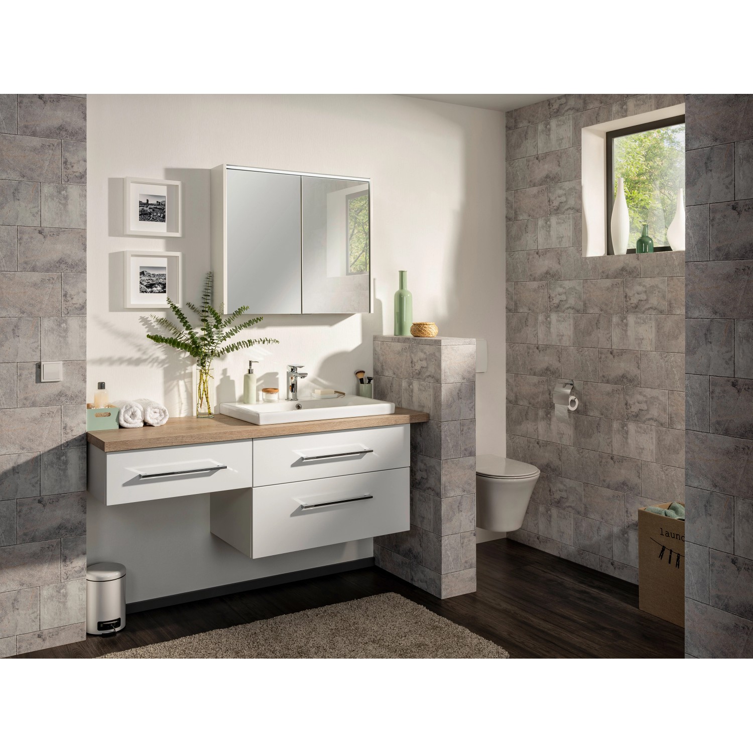 Badezimmer mit Fackelmann Spiegelschrank Denver, 80 cm, weiß, mit Softclose-Türen.