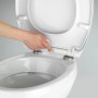 Weißer Wenko Premium WC-Sitz Samos mit Absenkautomatik und Fix-Clip Befestigung in Nutzung.