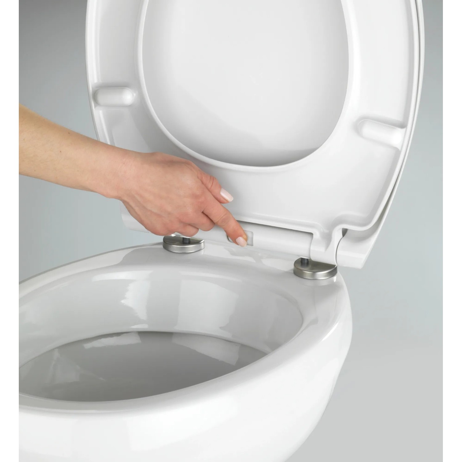 Weißer Wenko Premium WC-Sitz Samos mit Absenkautomatik und Fix-Clip Befestigung in Nutzung.