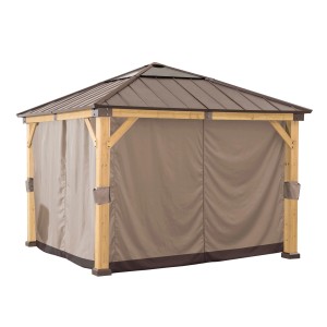 Sunjoy Zedernholz Gazebo mit Khaki Vorhängen (336x336cm) für mehr Privatsphäre und Schutz.