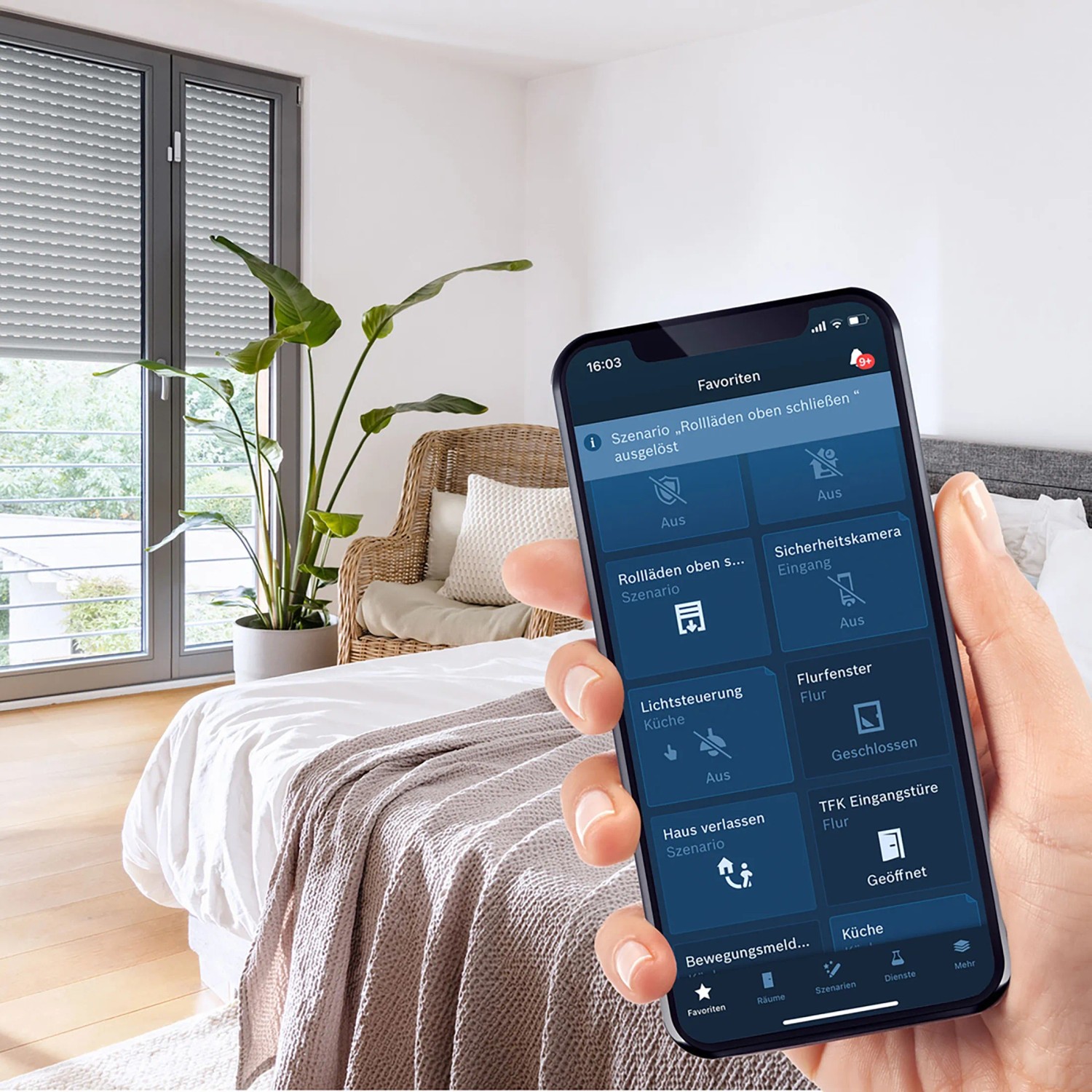 Bosch Smart Home Starter-Set Beschattung: Smartphone-App zur Steuerung von Rollläden im Schlafzimmer.