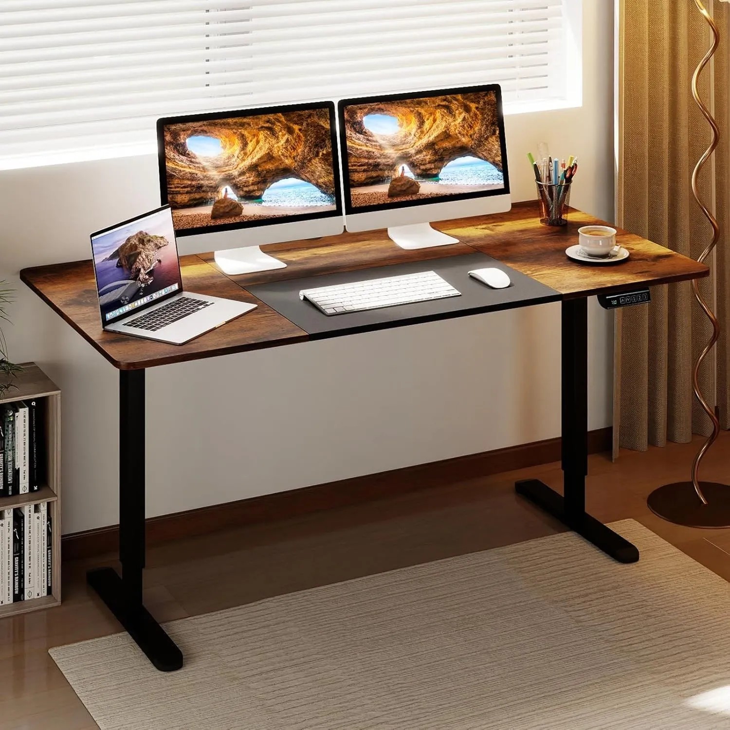 Elektrischer höhenverstellbarer Schreibtisch 140x70cm in rustikalem Braun, mit Monitoren und Laptop im Büro.