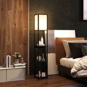 Schwarze HOMCOM Stehlampe mit Regalen und weißem Lampenschirm im Wohnzimmer.