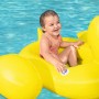 Fröhliches Kind im gelben Bestway Kinder-Schlauchboot Ente im Pool. Badespaß mit dem Schwimmtier!