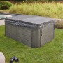 Abgedeckter Home Deluxe Outdoor Whirlpool Beach Plus für 2 Personen im Garten.