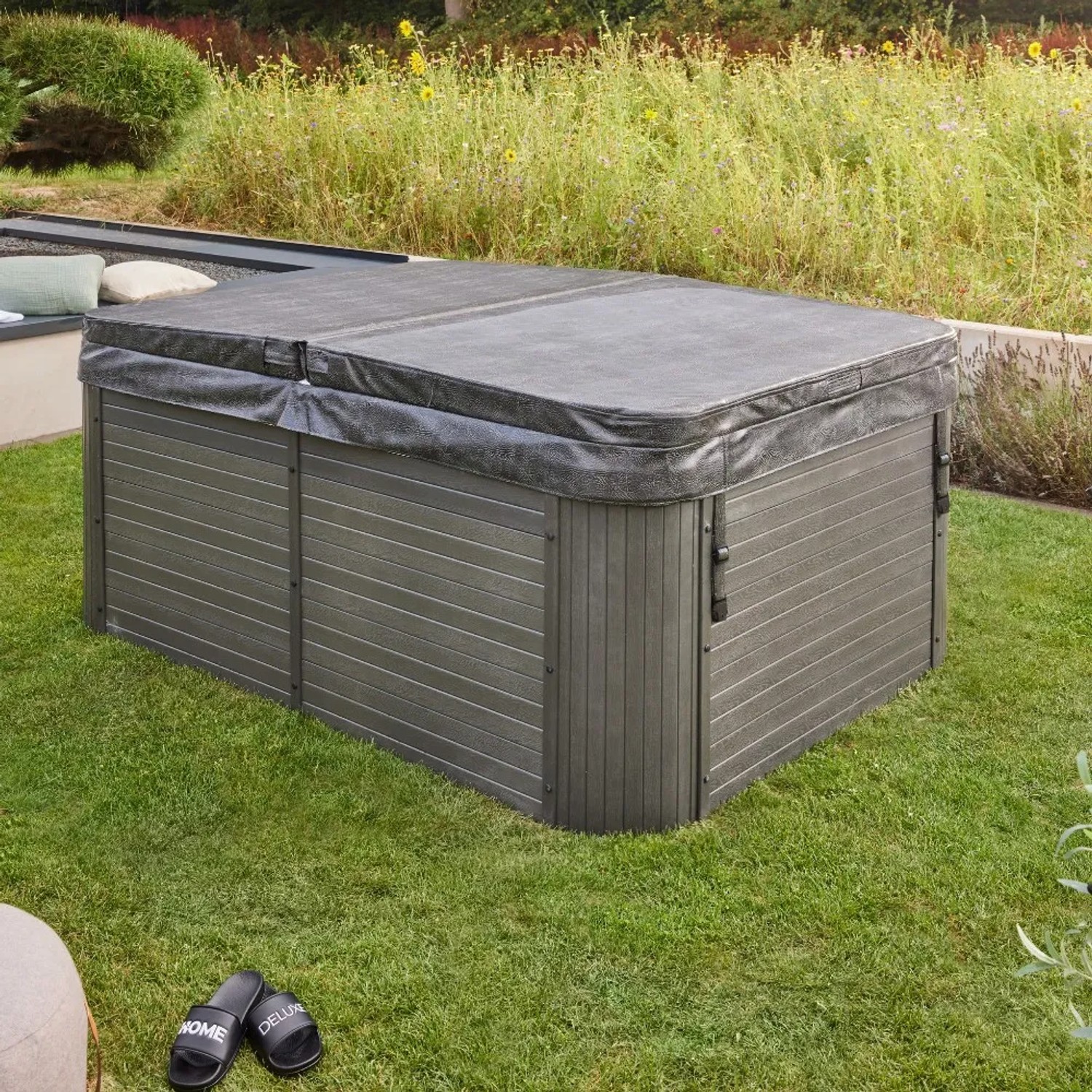 Abgedeckter Home Deluxe Outdoor Whirlpool Beach Plus für 2 Personen im Garten.
