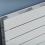 Weißer Ximax Raumheizkörper P1 Duplex Slimline Deluxe mit horizontalen Paneelen.