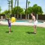 Mädchen spielt mit gelbem Bestway Wasserball im Garten am Pool.