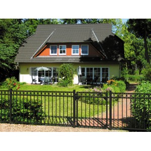 Schwarzer Klobenpfosten (160cm) für Chaussee und Circle Doppeltore im Garten.