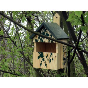 Dobar Nistkasten im Camouflage Design mit Birkenmuster, aus Holz, montiert an einem Baum.