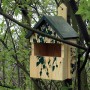 Dobar Nistkasten im Camouflage Design mit Birkenmuster, aus Holz, montiert an einem Baum.