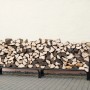 Schwarzes ShelterLogic Kaminholzregal 244x118cm mit Holz und Abdeckung.