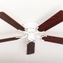 Weißer Pepeo Deckenventilator Kisa Deluxe mit fünf Flügeln in Rosenholz/Walnuss-Optik.