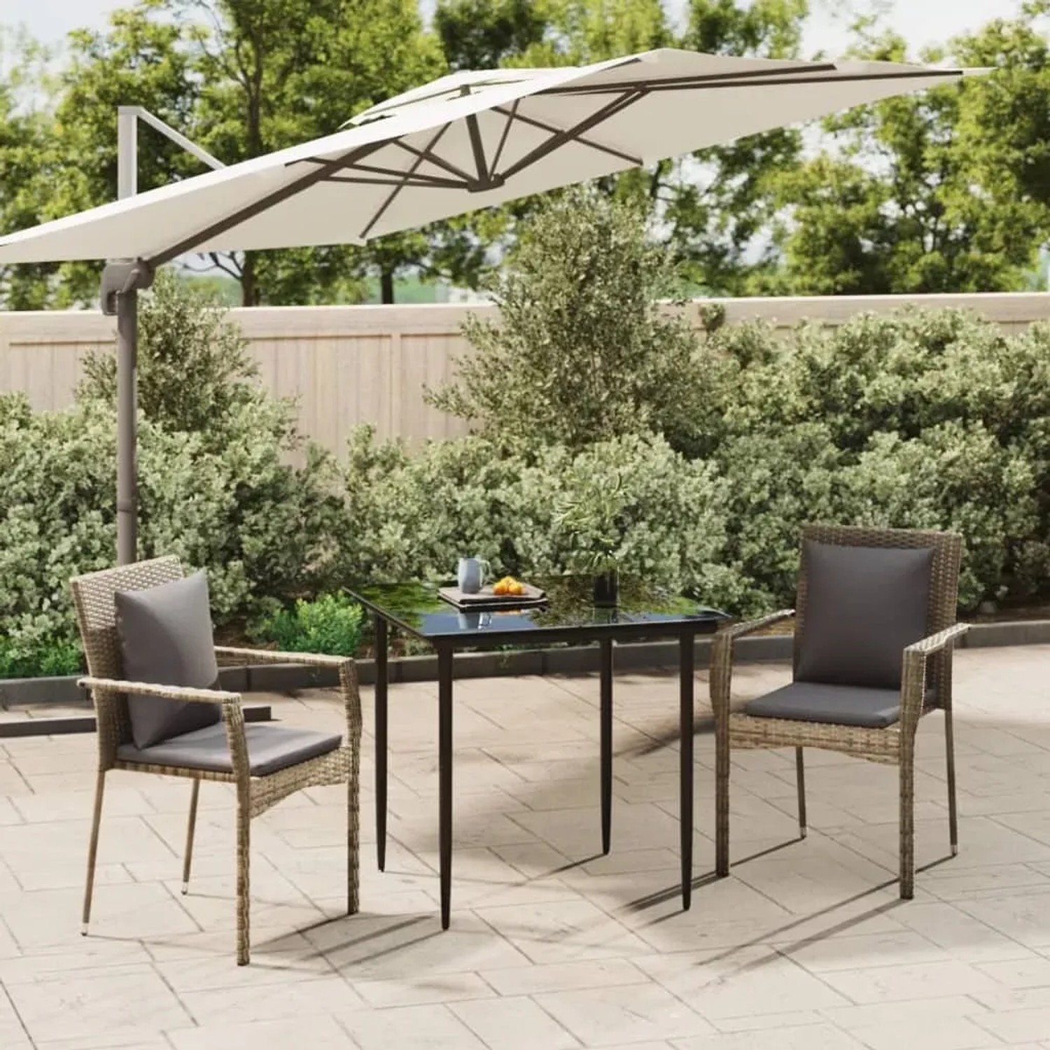 3-teilige Garten Essgruppe aus Rattan in Schwarz/Grau mit Tisch und Stühlen inklusive Kissen.