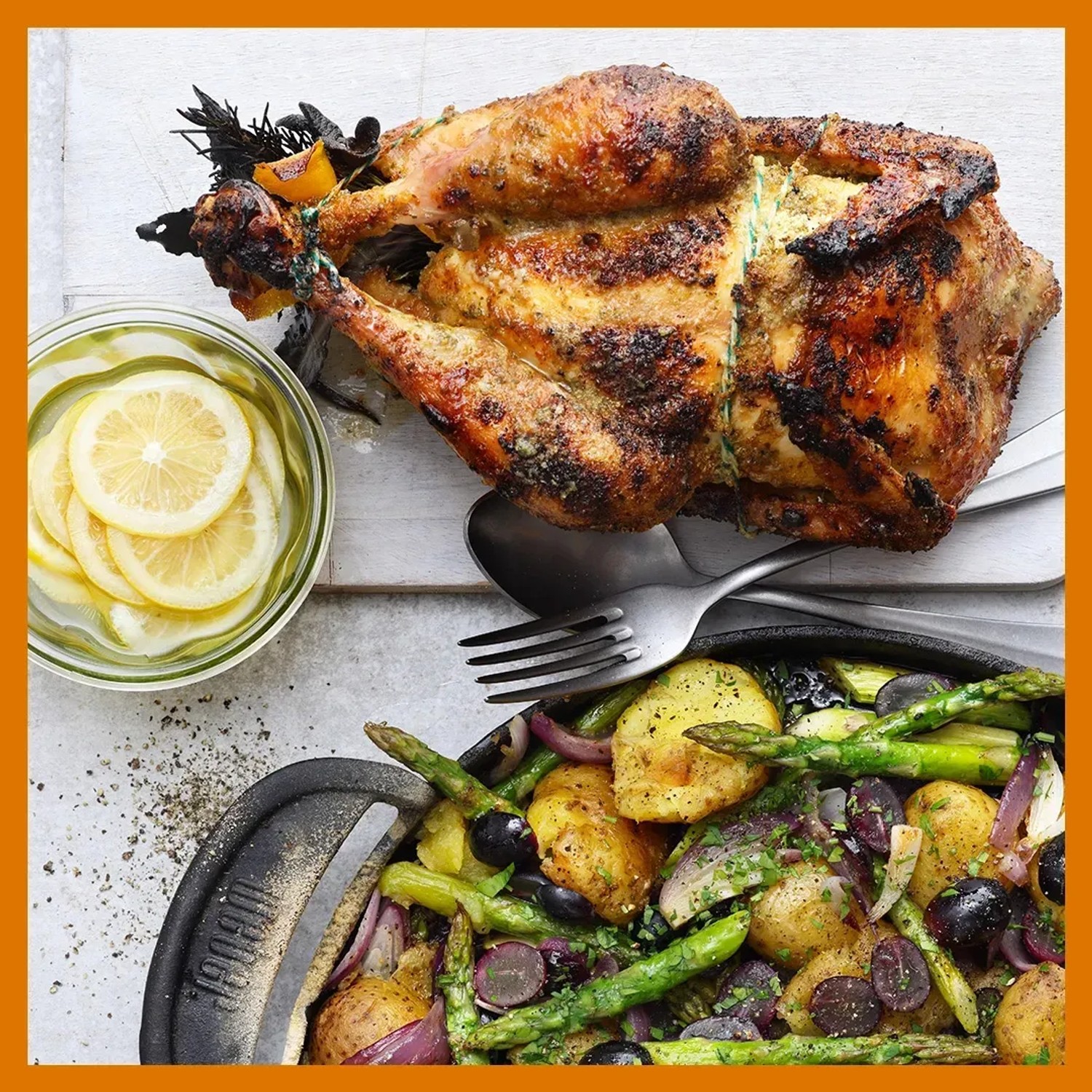 Gegrilltes Hähnchen mit Gemüse und Zitrone, präsentiert im Weber Grillrezepte Buch Ultimate Heat.