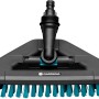 Gardena Cleansystem Stielbürste Hard Flex, anthrazitfarbener Bürstenkopf mit blauen Borsten und Wasseranschluss.