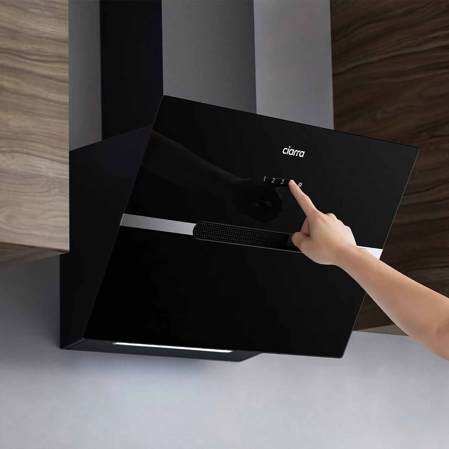 Schwarze CIARRA Dunstabzugshaube 60cm mit Touch Control und App-Steuerung in Betrieb.