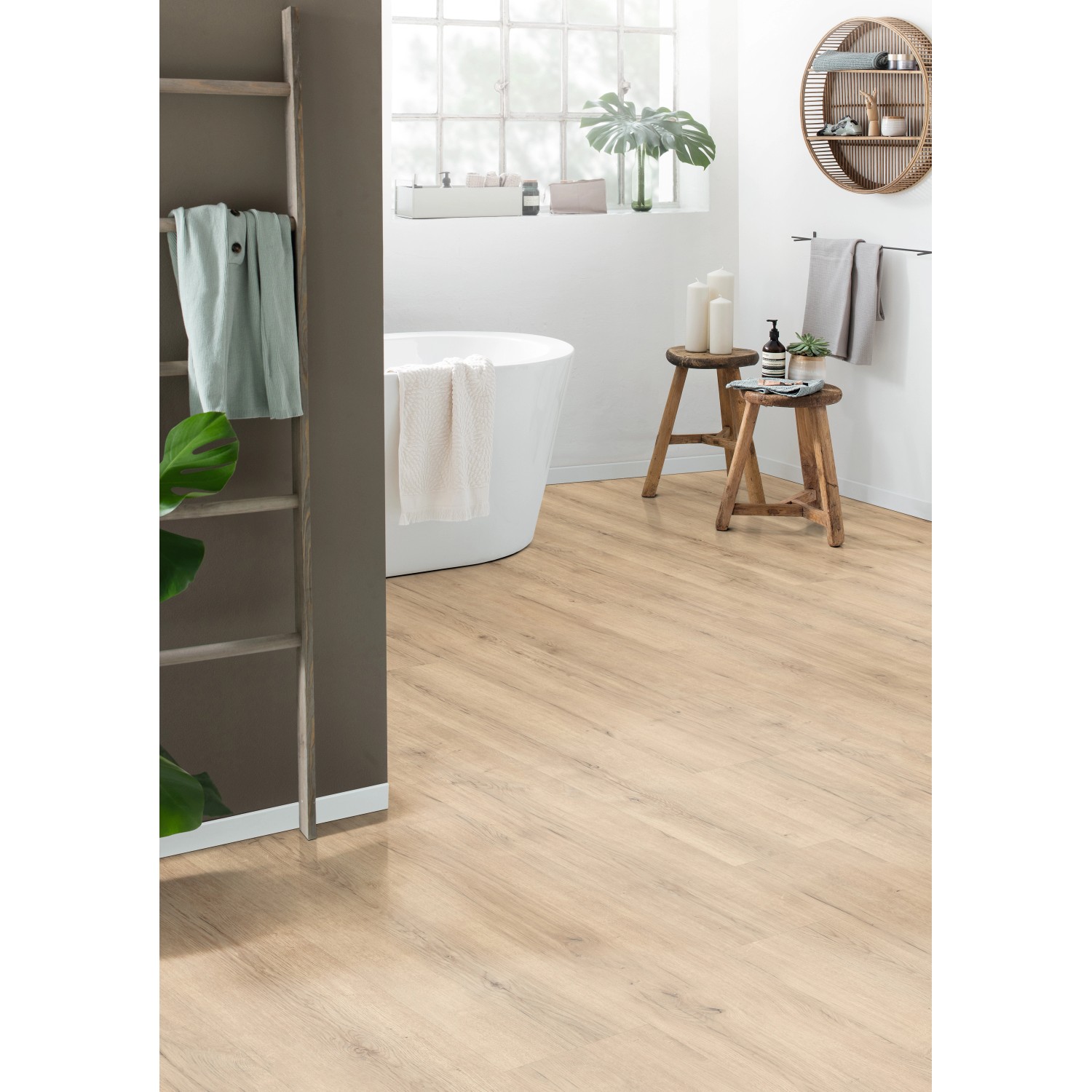 Badezimmer mit Egger Designboden Aquadura+ Savona Eiche Sand, hellem Holzdekor und Landhausdielen Optik.