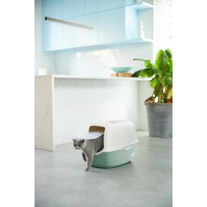 Rotho Katzentoilette Eco Bailey in Grün/Sand mit Katze beim Verlassen.
