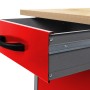 Detailansicht: Rote Ondis24 Werkbank Harry mit geöffneter Schublade und Buchenholzplatte.